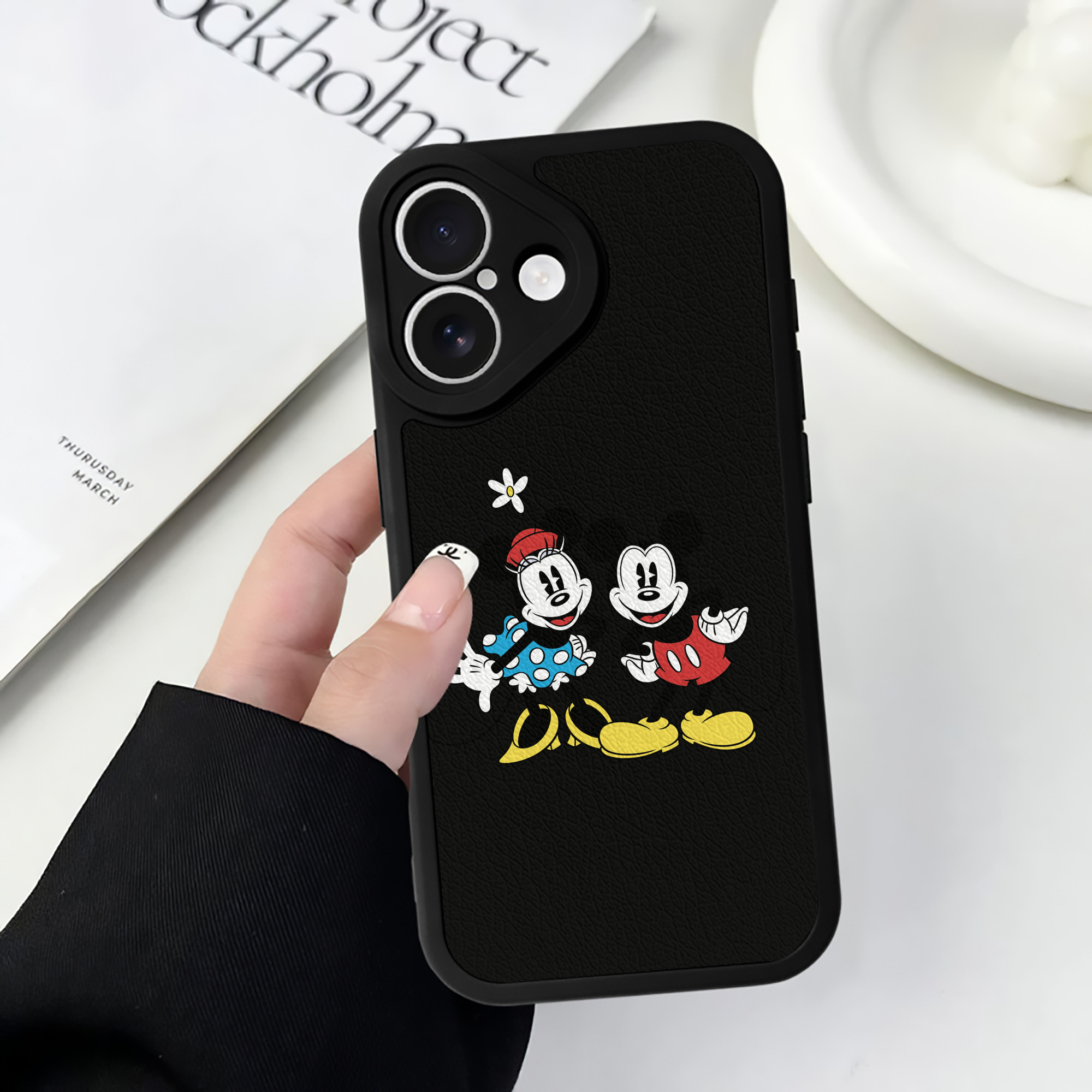 （画像用） ミッキーマウス Mickey Mouse 【iPhone 16シリーズ対応】シリコンスマホケース（レザー調） 材質：シリコン